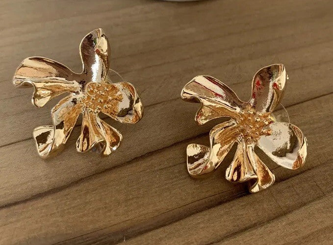 Gold Detailed Flower/Floral Stud Earring0